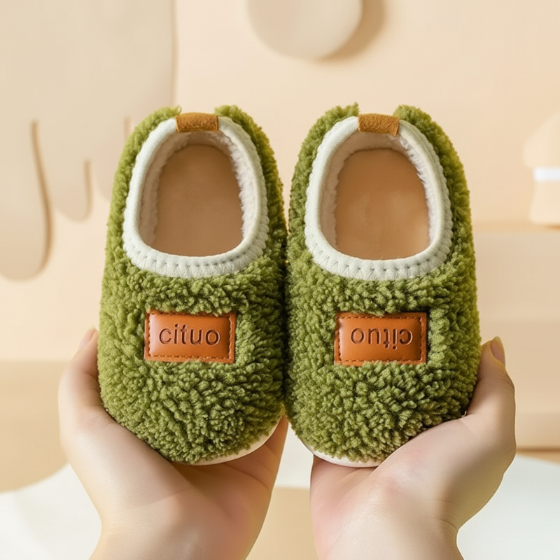 SnugSteps CozyPaws Kapcie Dziecięce – Ciepłe Antypoślizgowe Pantofle do Bezpiecznego Chodzenia w Domu