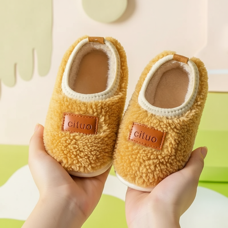 SnugSteps CozyPaws Kapcie Dziecięce – Ciepłe Antypoślizgowe Pantofle do Bezpiecznego Chodzenia w Domu