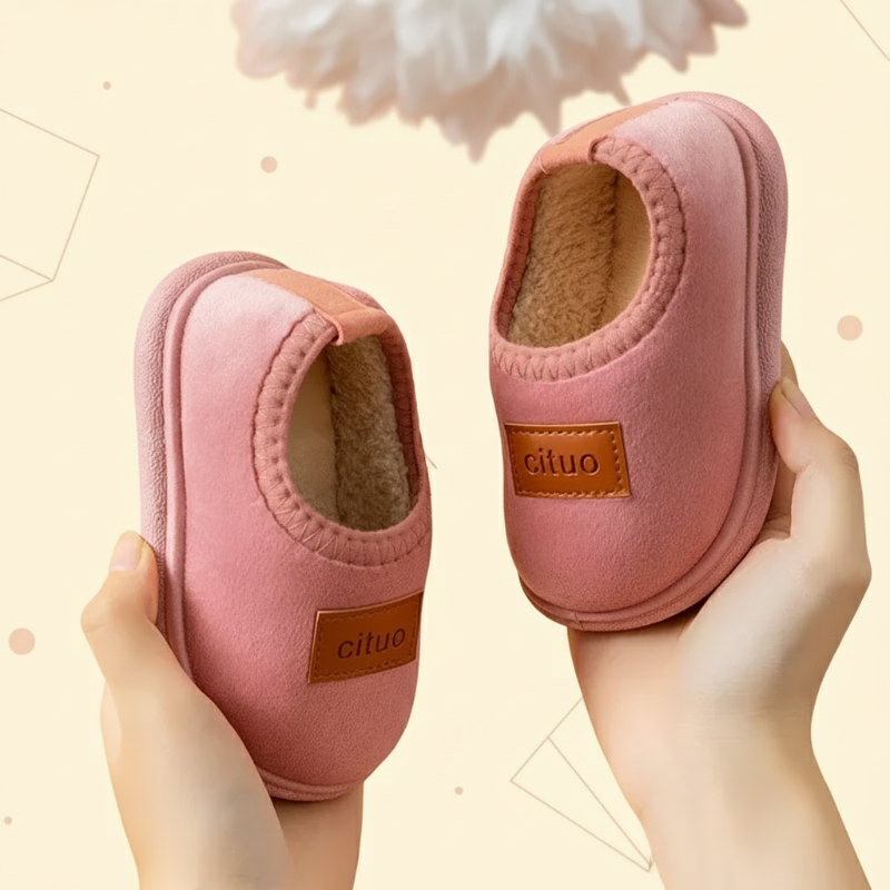 SnugSteps CozyPaws Kapcie Dziecięce – Ciepłe Antypoślizgowe Pantofle do Bezpiecznego Chodzenia w Domu