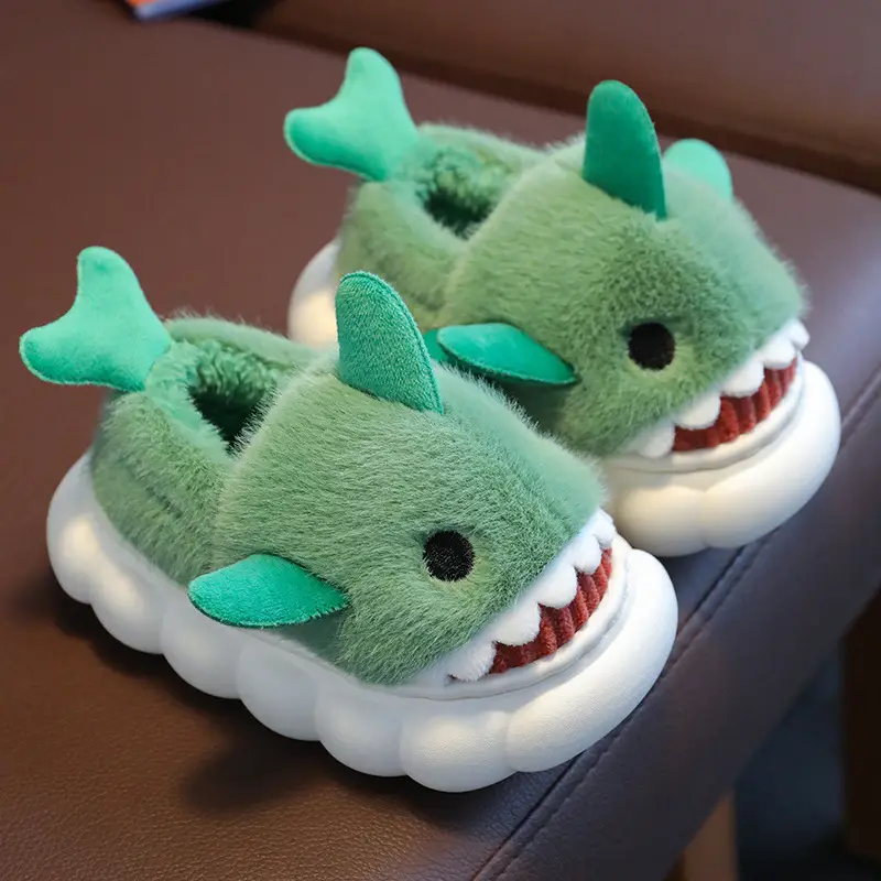 SharkFun Kapcie Dziecięce – Supermięciutki Plusz, Antypoślizgowe i Wesoły Wzór Rekina dla Dzieci