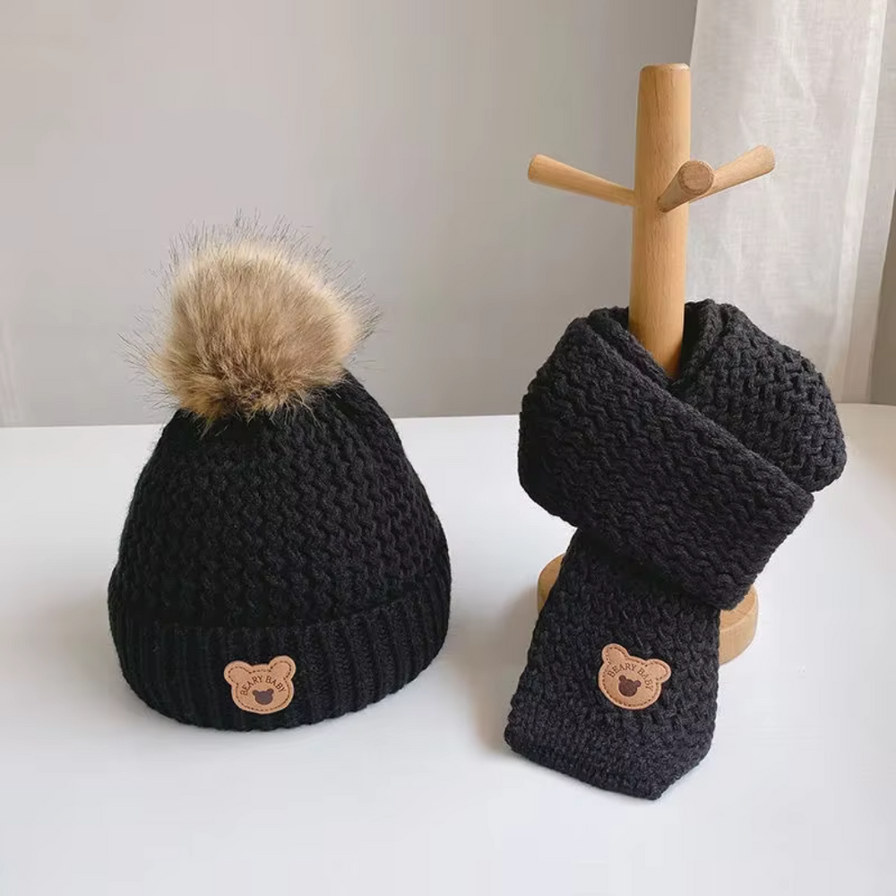 Beary Zimowy Komplet Dziecięcy – Czapka i Szalik z Motywem Misia dla Dzieci