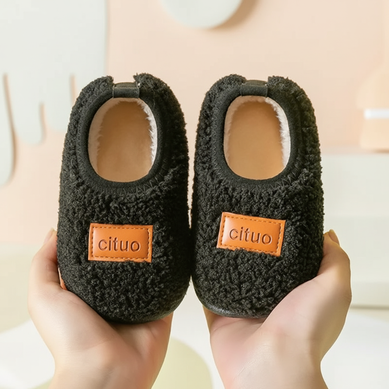 SnugSteps CozyPaws Kapcie Dziecięce – Ciepłe Antypoślizgowe Pantofle do Bezpiecznego Chodzenia w Domu