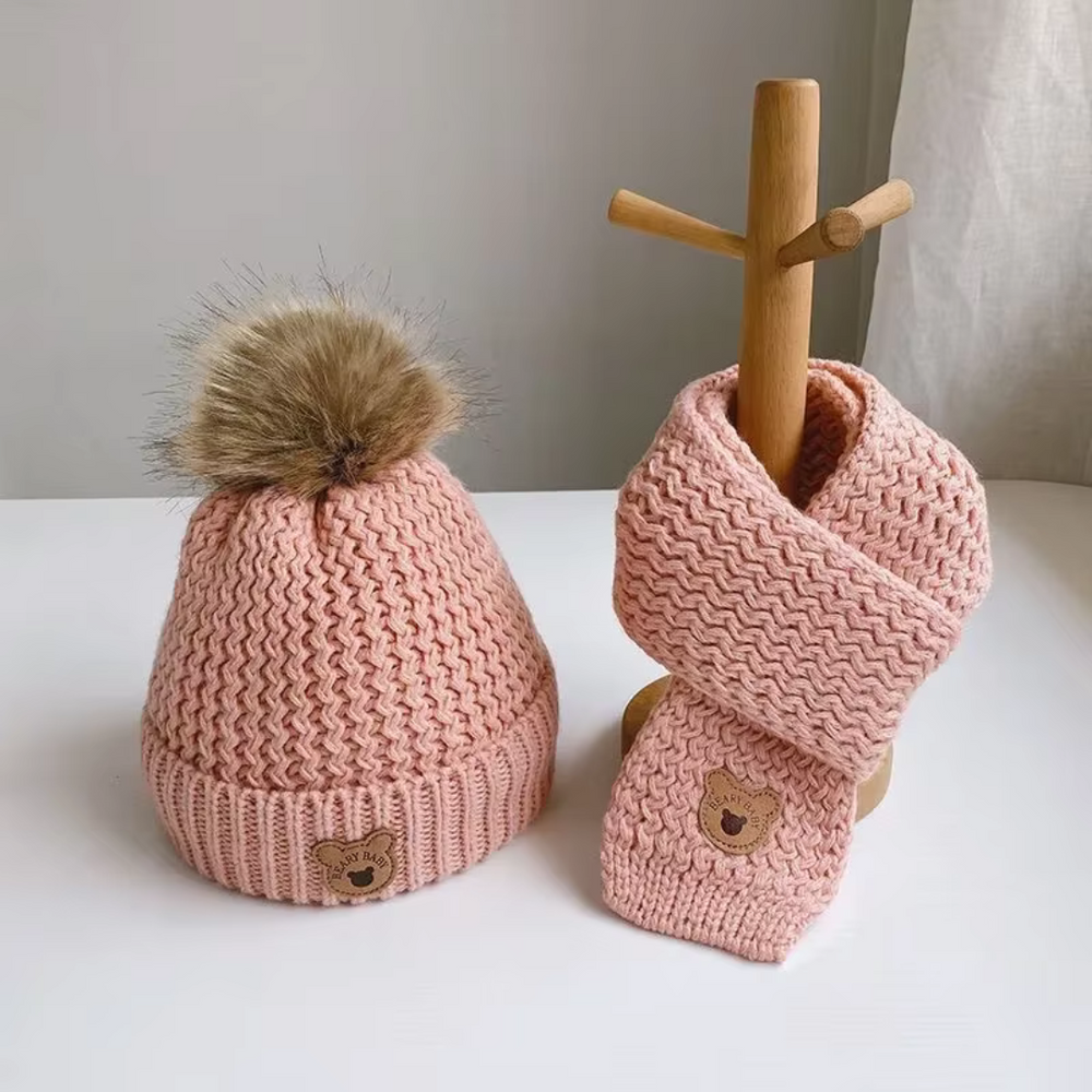 Beary Zimowy Komplet Dziecięcy – Czapka i Szalik z Motywem Misia dla Dzieci