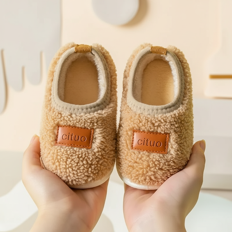 SnugSteps CozyPaws Kapcie Dziecięce – Ciepłe Antypoślizgowe Pantofle do Bezpiecznego Chodzenia w Domu