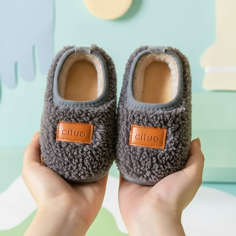 SnugSteps CozyPaws Kapcie Dziecięce – Ciepłe Antypoślizgowe Pantofle do Bezpiecznego Chodzenia w Domu