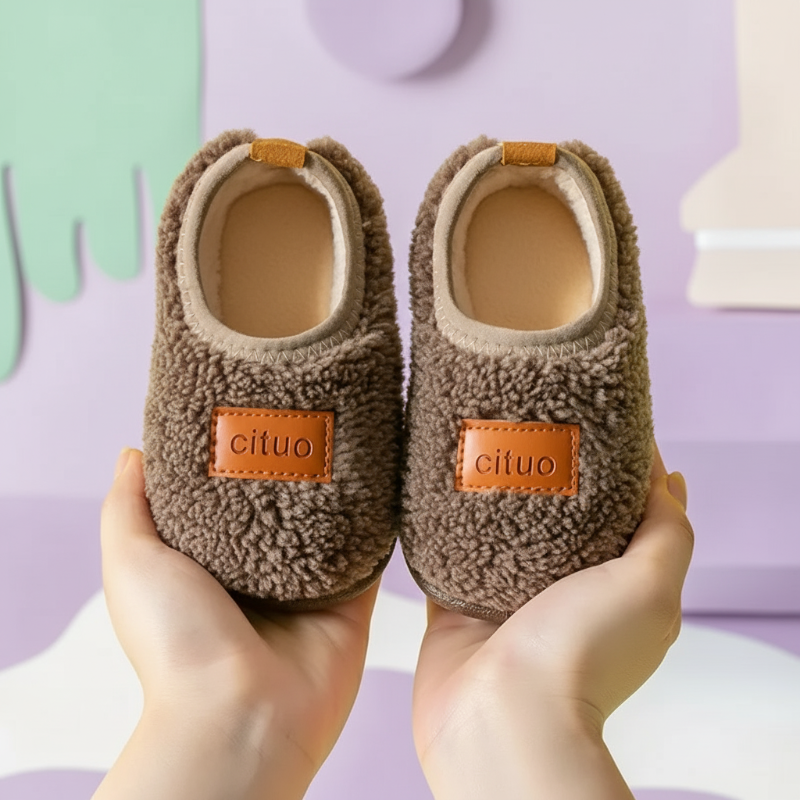 SnugSteps CozyPaws Kapcie Dziecięce – Ciepłe Antypoślizgowe Pantofle do Bezpiecznego Chodzenia w Domu