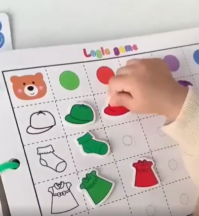 Edukacyjna Książka Aktywności dla Maluchów – Wielokrotnego Użytku Książeczka do Nauki Kształtów, Kolorów, Liter i Cyfr (3+)