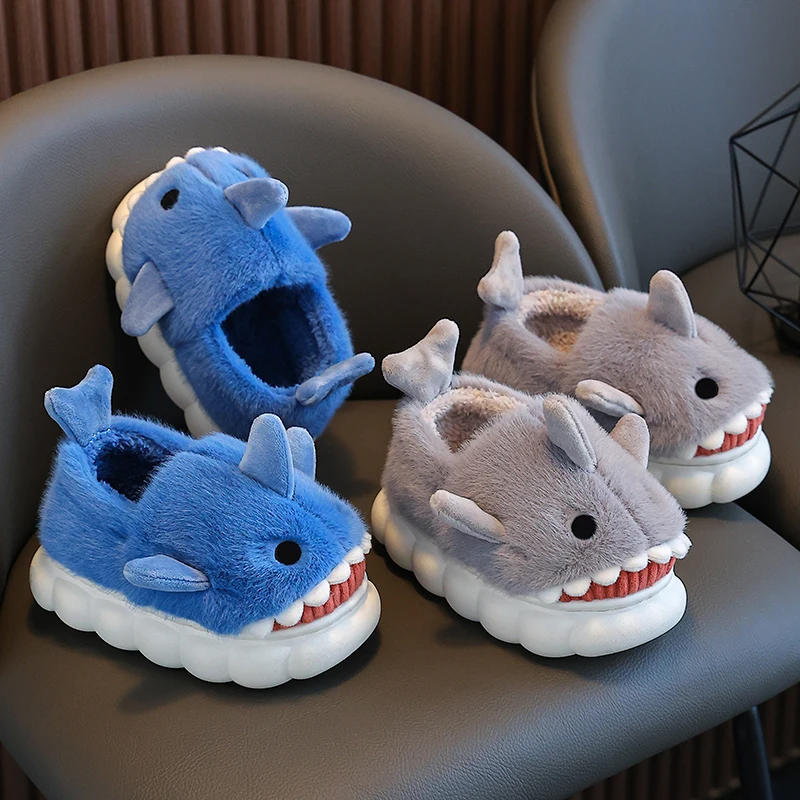 SharkFun Kapcie Dziecięce – Supermięciutki Plusz, Antypoślizgowe i Wesoły Wzór Rekina dla Dzieci