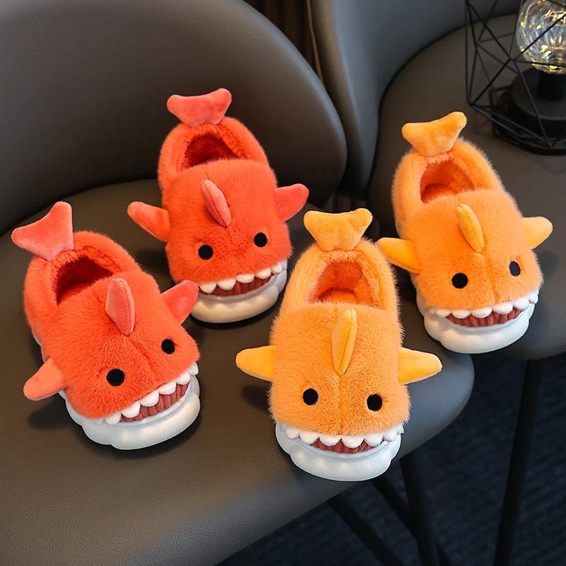 SharkFun Kapcie Dziecięce – Supermięciutki Plusz, Antypoślizgowe i Wesoły Wzór Rekina dla Dzieci