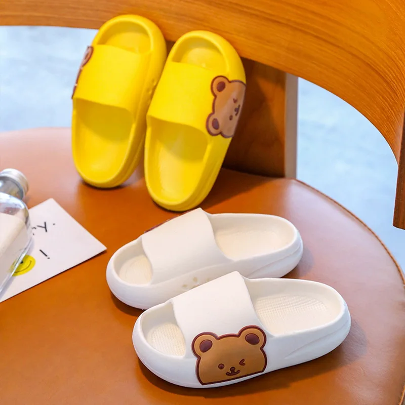 Klapki Bear Slides dla Dzieci – Miękkie, Antypoślizgowe i Urocze z Motywem Misia do Noszenia w Domu