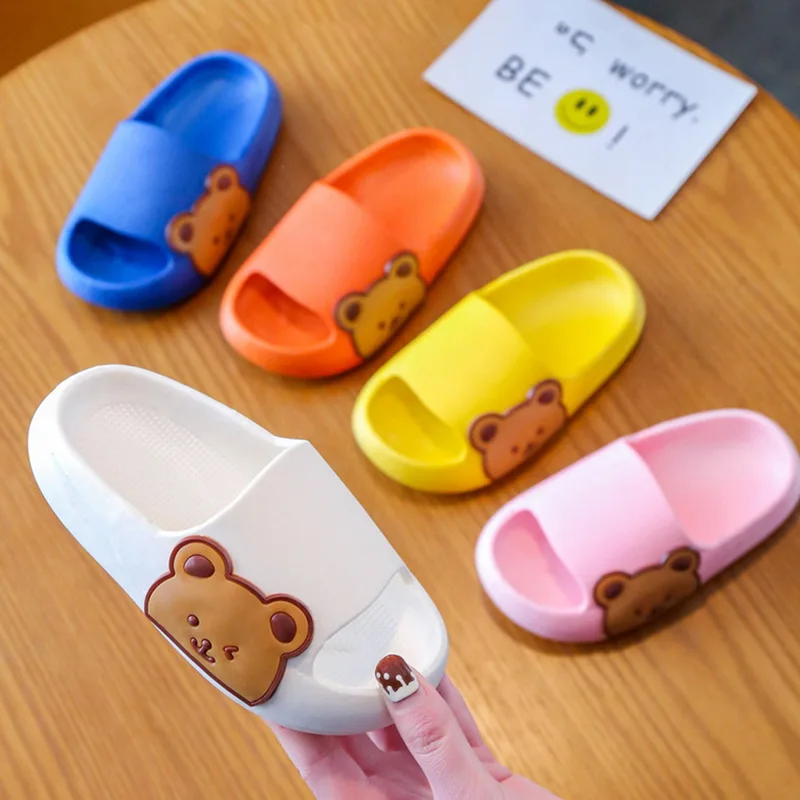 Klapki Bear Slides dla Dzieci – Miękkie, Antypoślizgowe i Urocze z Motywem Misia do Noszenia w Domu