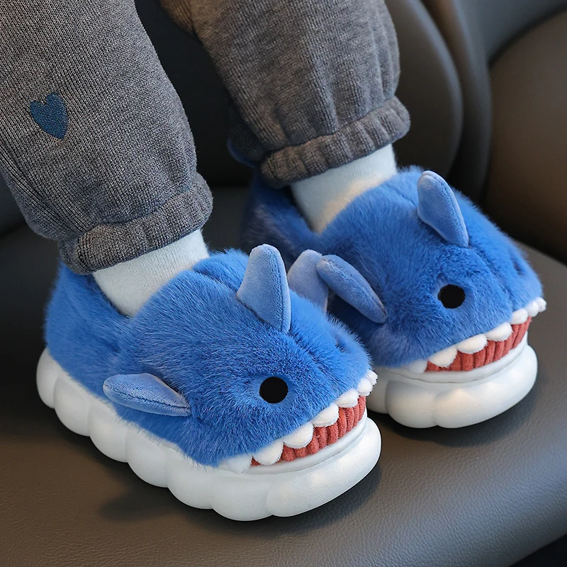 SharkFun Kapcie Dziecięce – Supermięciutki Plusz, Antypoślizgowe i Wesoły Wzór Rekina dla Dzieci