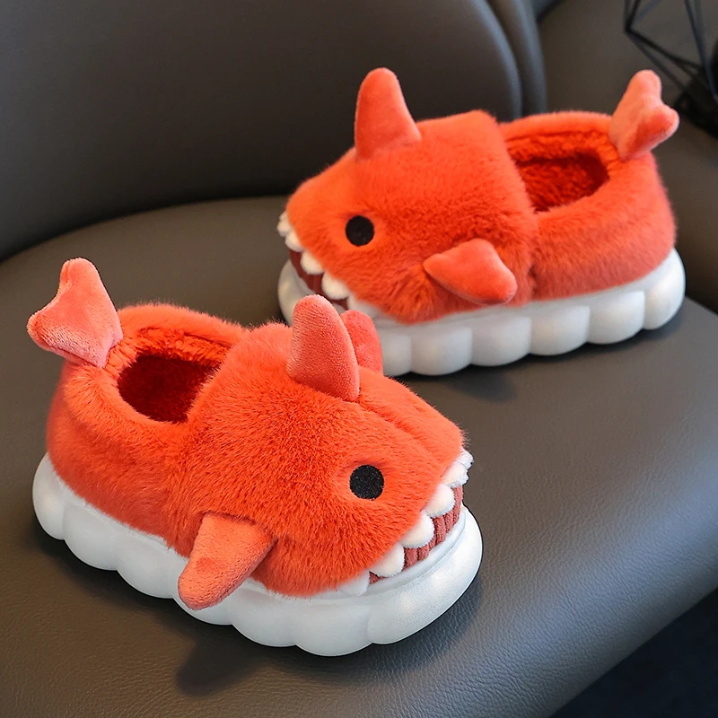 SharkFun Kapcie Dziecięce – Supermięciutki Plusz, Antypoślizgowe i Wesoły Wzór Rekina dla Dzieci