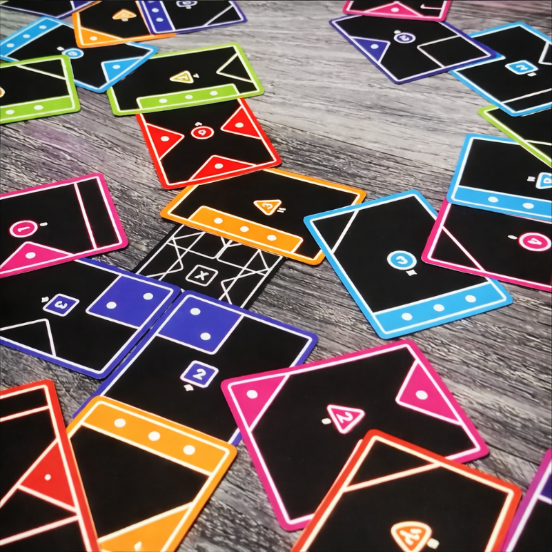 Virexo Games ShapeStrike Gra Karciana – Szybka Strategiczna Gra Rodzinna na Wieczory z Przyjaciółmi
