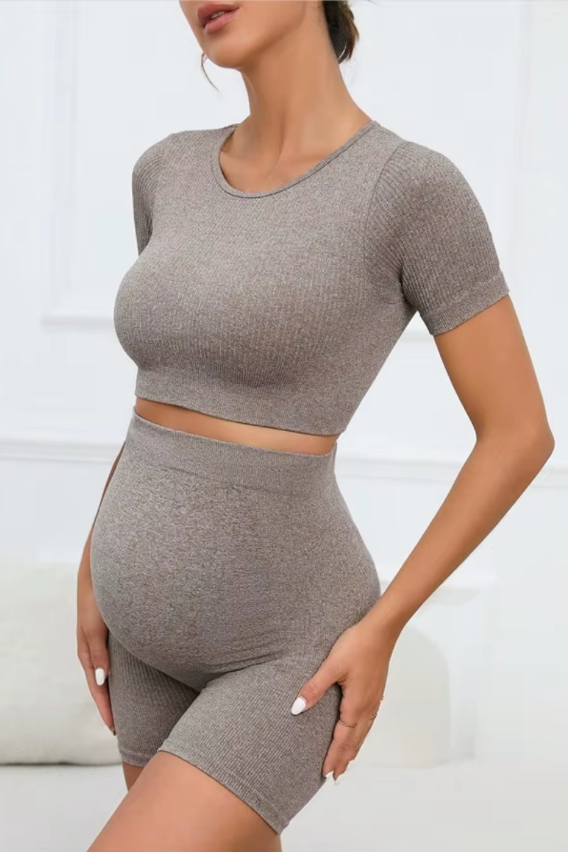Zestaw Ciążowy Bezszwowy – Crop Top i Szorty z Wysokim Stanem