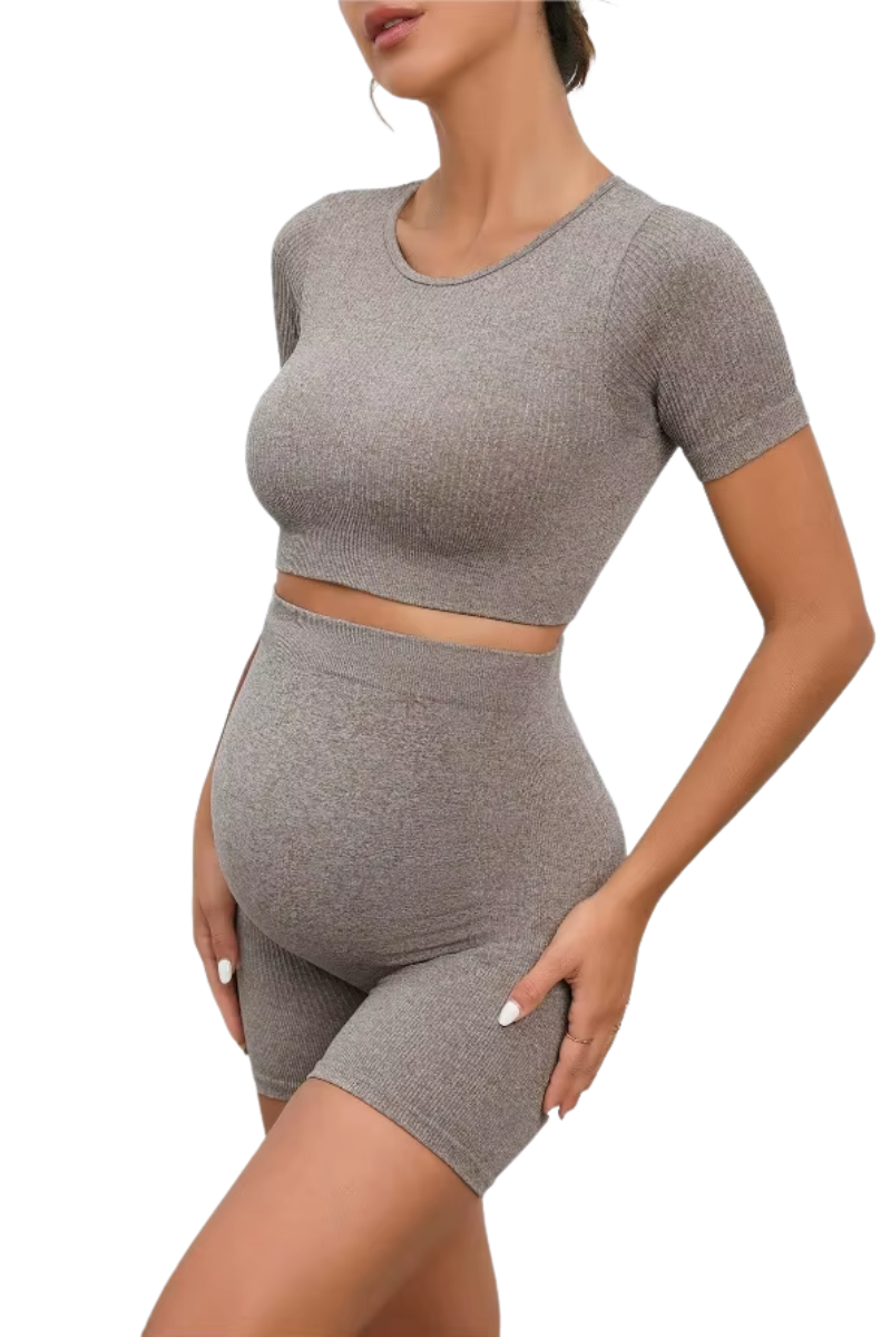Zestaw Ciążowy Bezszwowy – Crop Top i Szorty z Wysokim Stanem